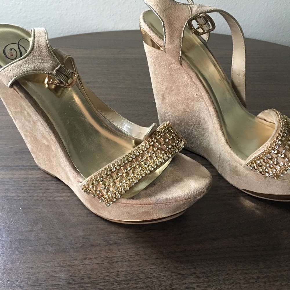 CUTE SUEDE TAN WEDGES